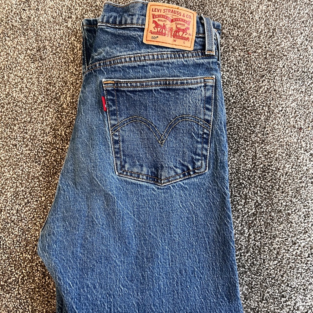 Levi’s 501. Vintage button fly. 29x26. Cropped
